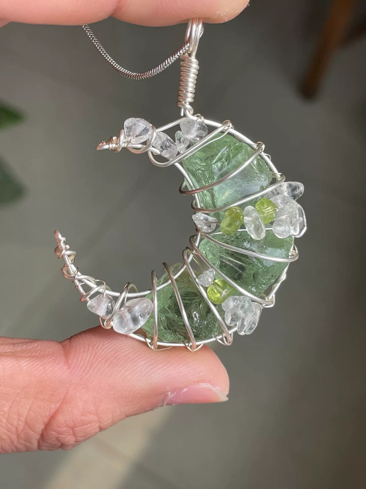 Collier artisanal lune de croissant et cristal
