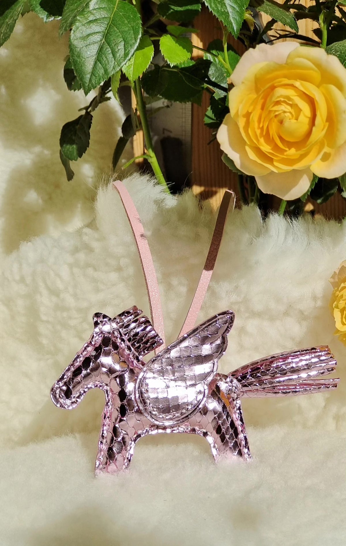 Väskprydnad med Pegasus i rosa drakkmönstrat läder