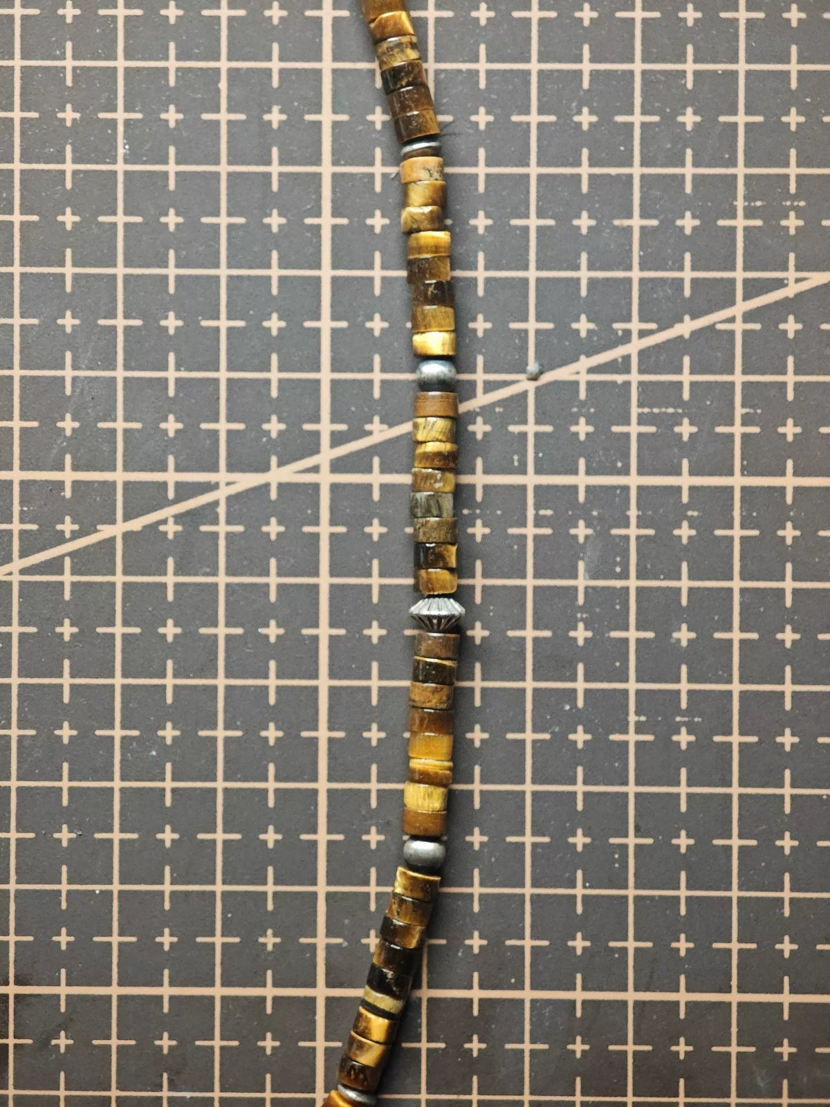 Collar de cuentas ojo de tigre y tótem navajo hecho a mano