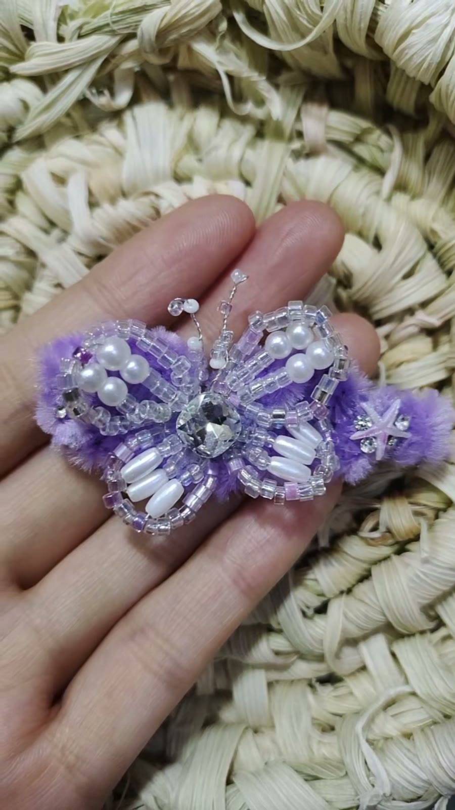 Barrette papillon en peluche violette et perles
