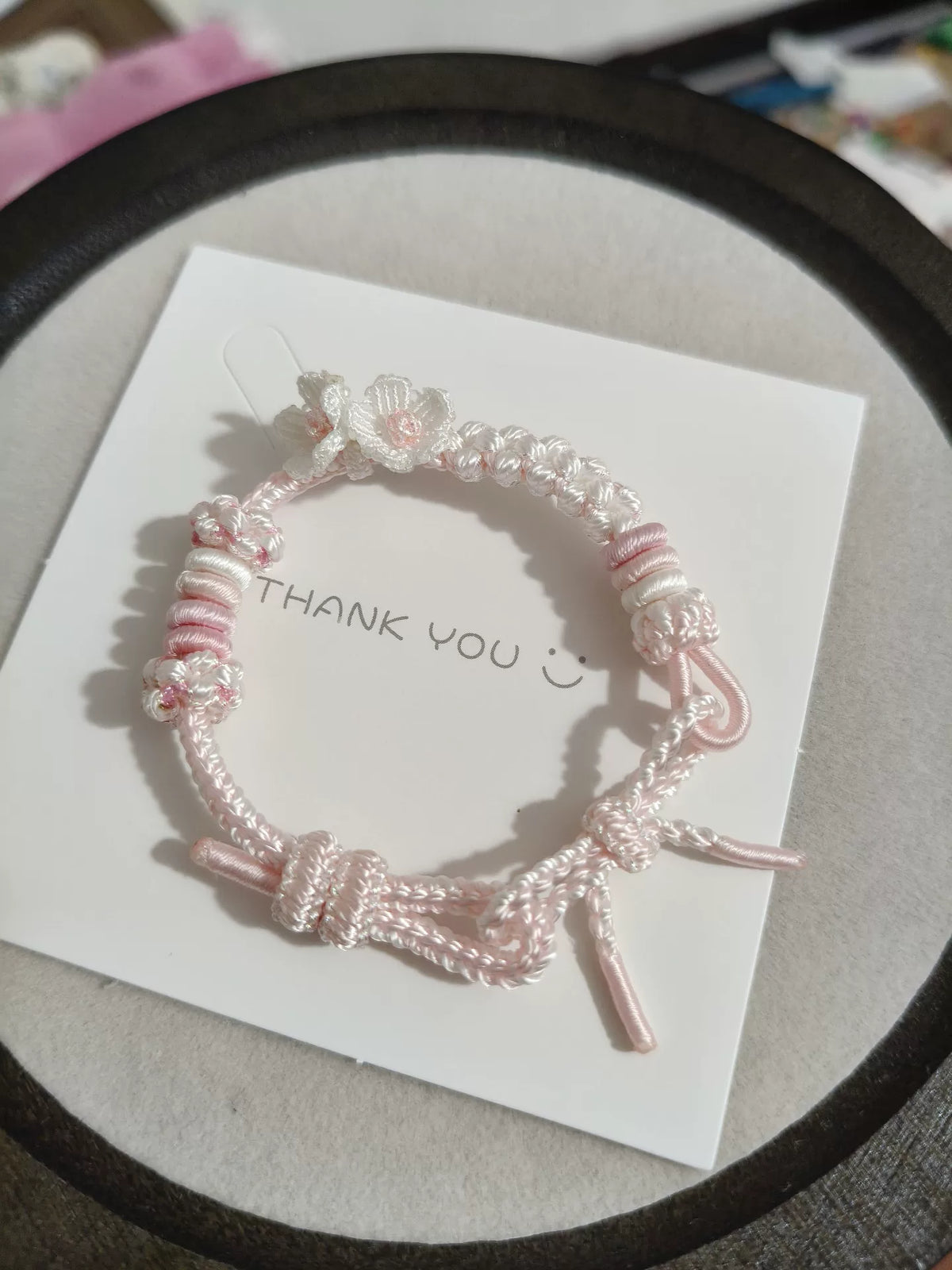 Bracelet en cordon dégradé rose et blanc avec fleurs