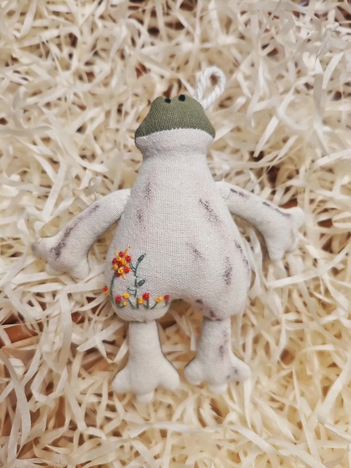 刺繍入り カエルのハンドメイド布オーナメント