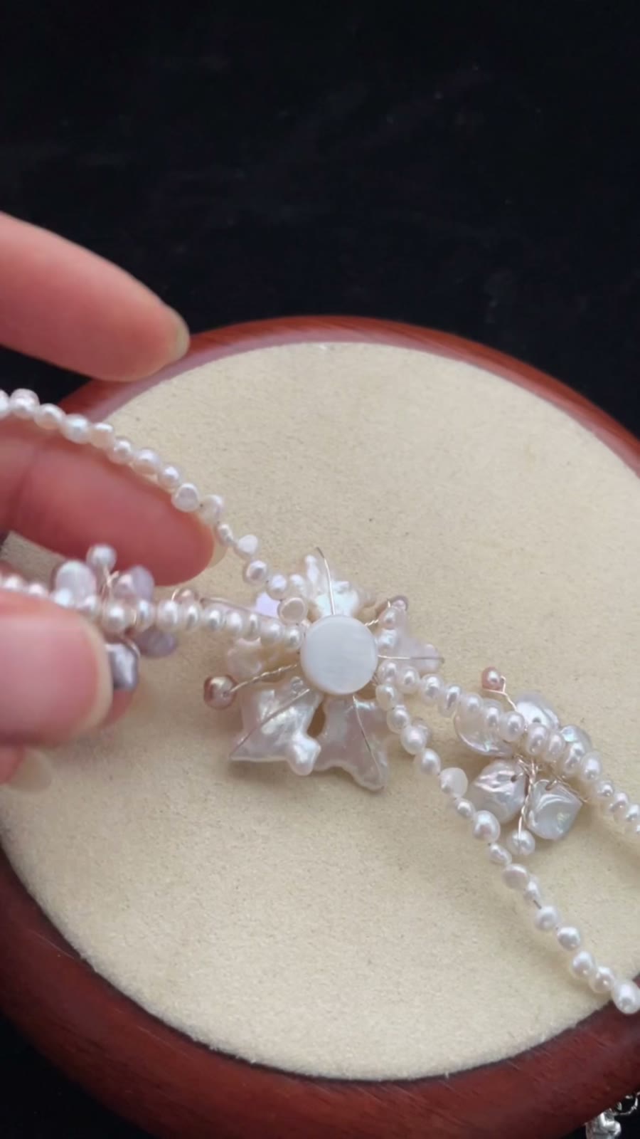 Bracelet fleur de lys en perles naturelles