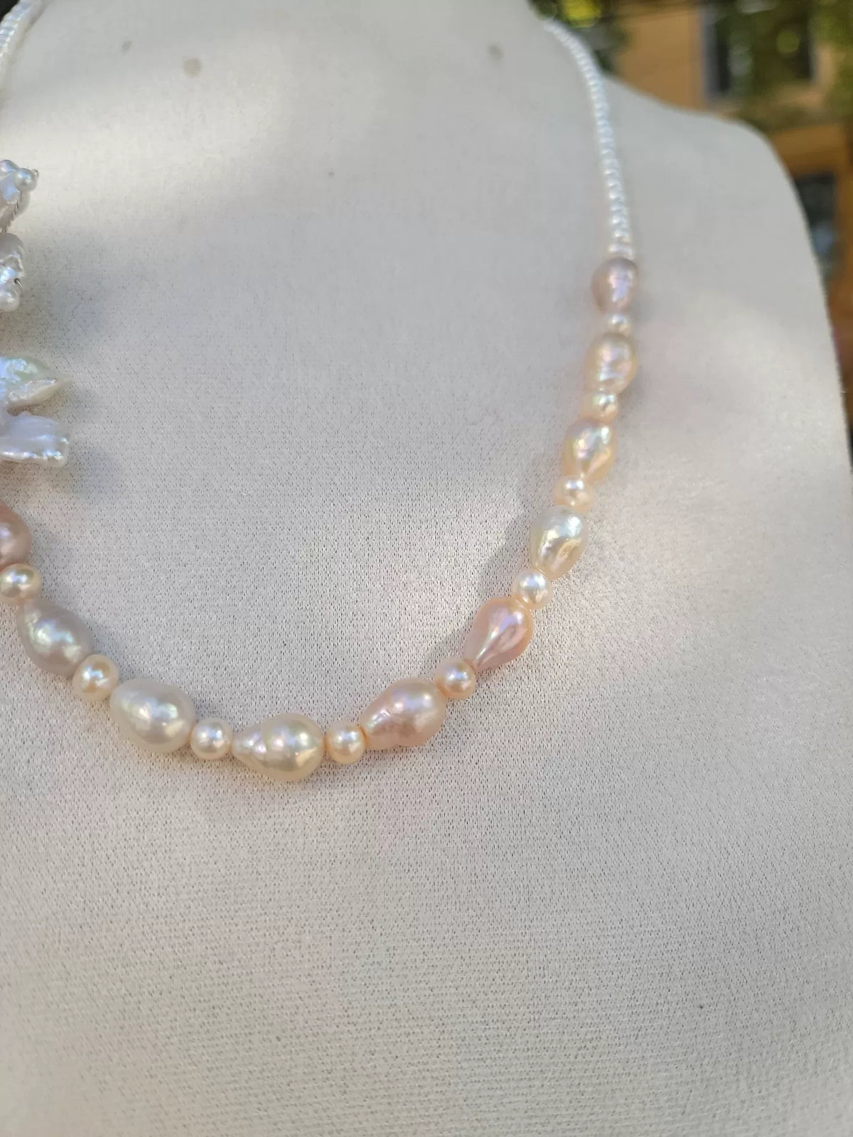 Collana con perle fiore e farfalla con perle barocche