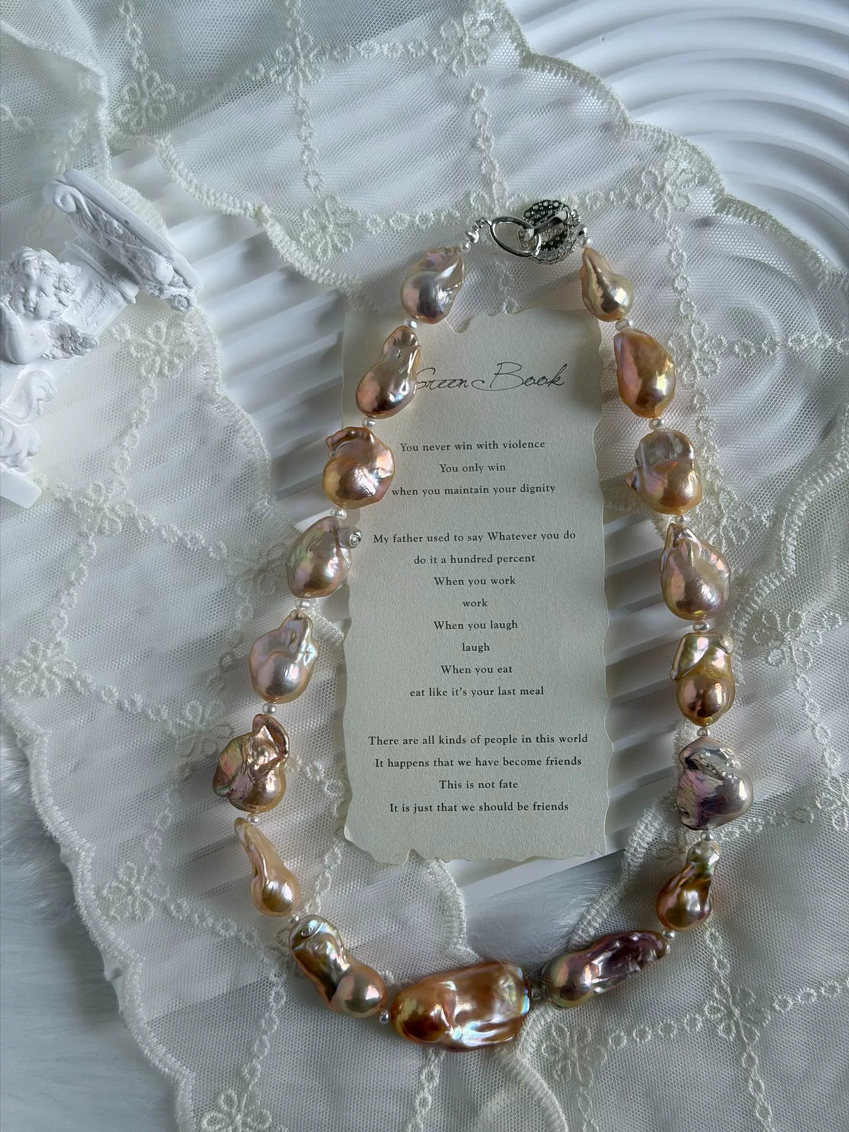 Collier de perles d'eau baroque or champagne irisé