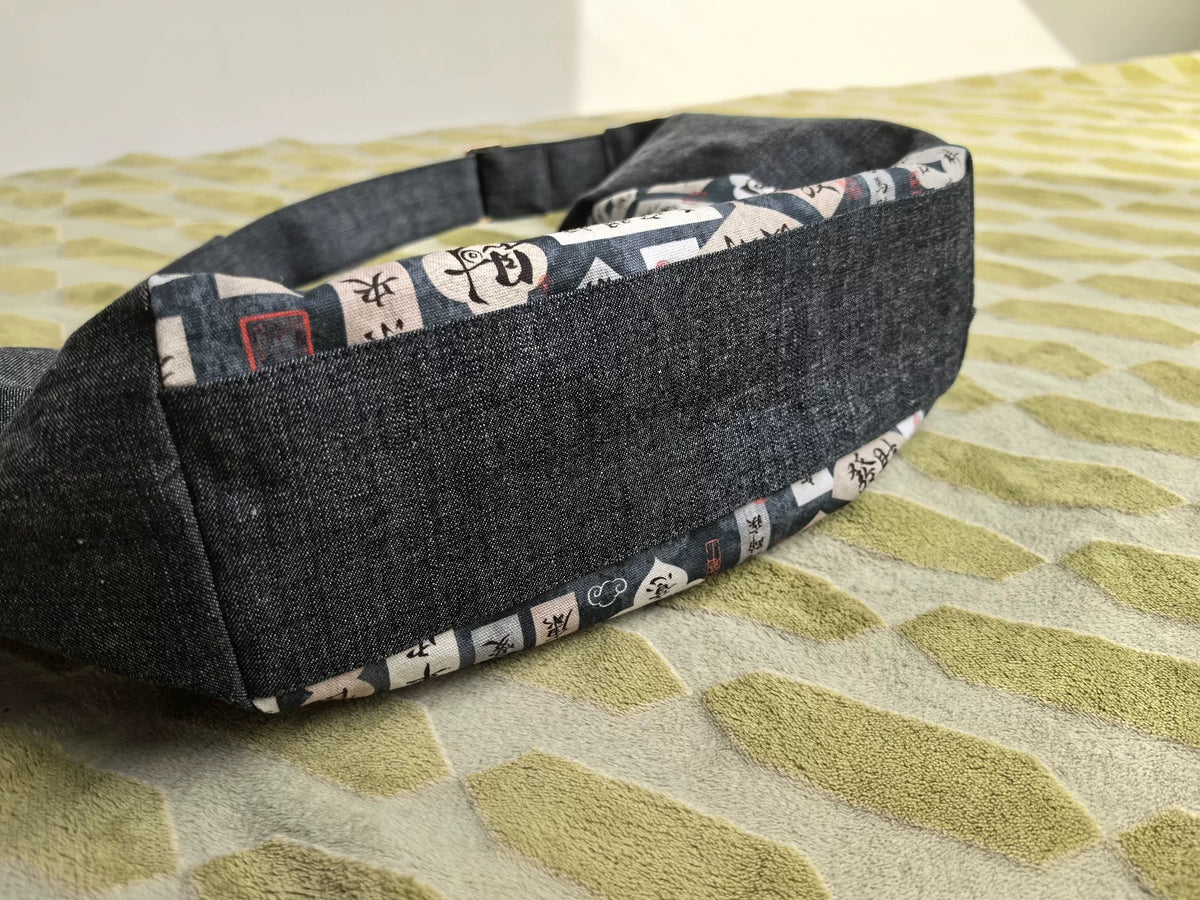 Weiche DADA Umhängetasche Crossbody Bag mit Kalligraphie-Muster