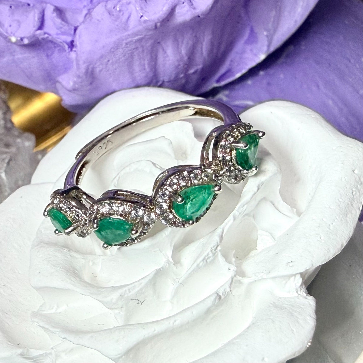Natürlicher Smaragd Tropfen Halo Ring aus 925 Silber