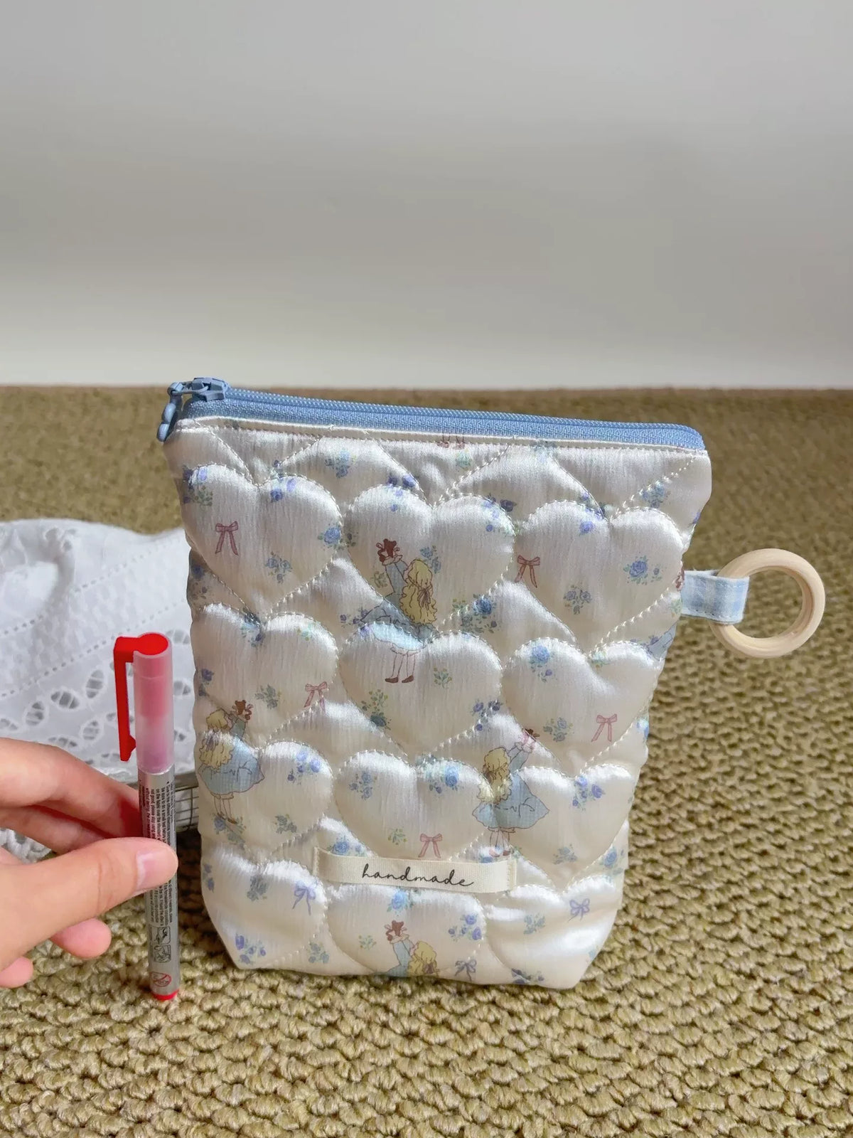 Pochethette de rangement zippée en satin nacré matelassé