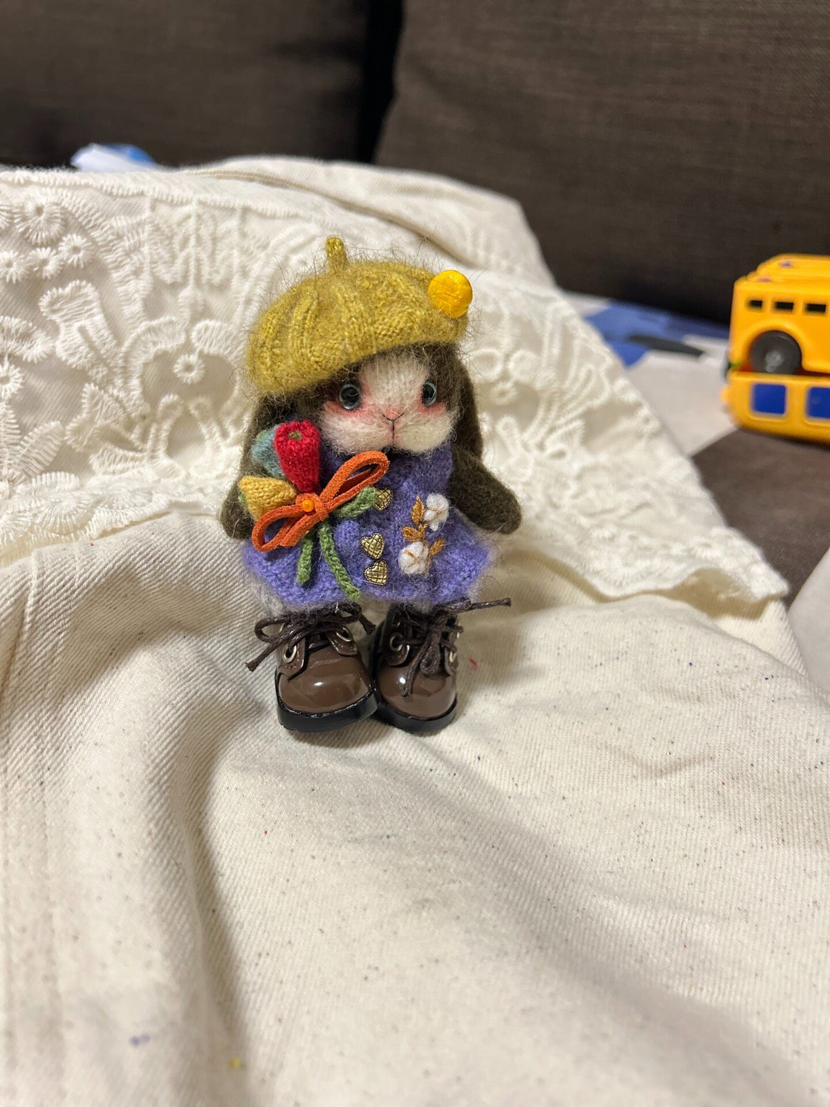 Muñeca articulada de seda y alpaca de nueve centímetros