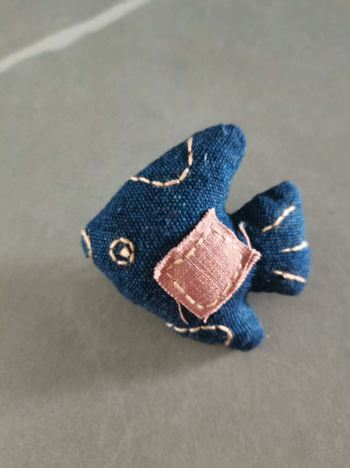 Broche de Peixe Azul de Trama Manual com Aplique Rosa
