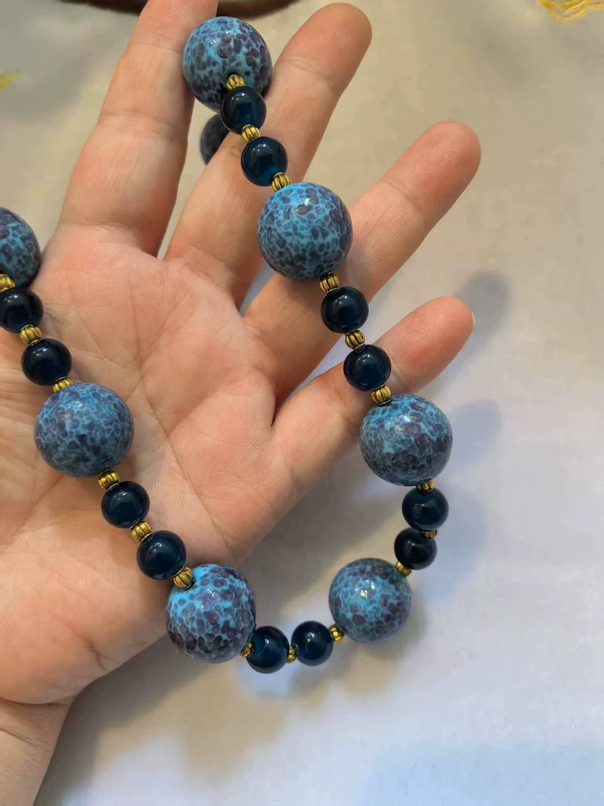 Collana con perle in vetro Blue Frog Skin