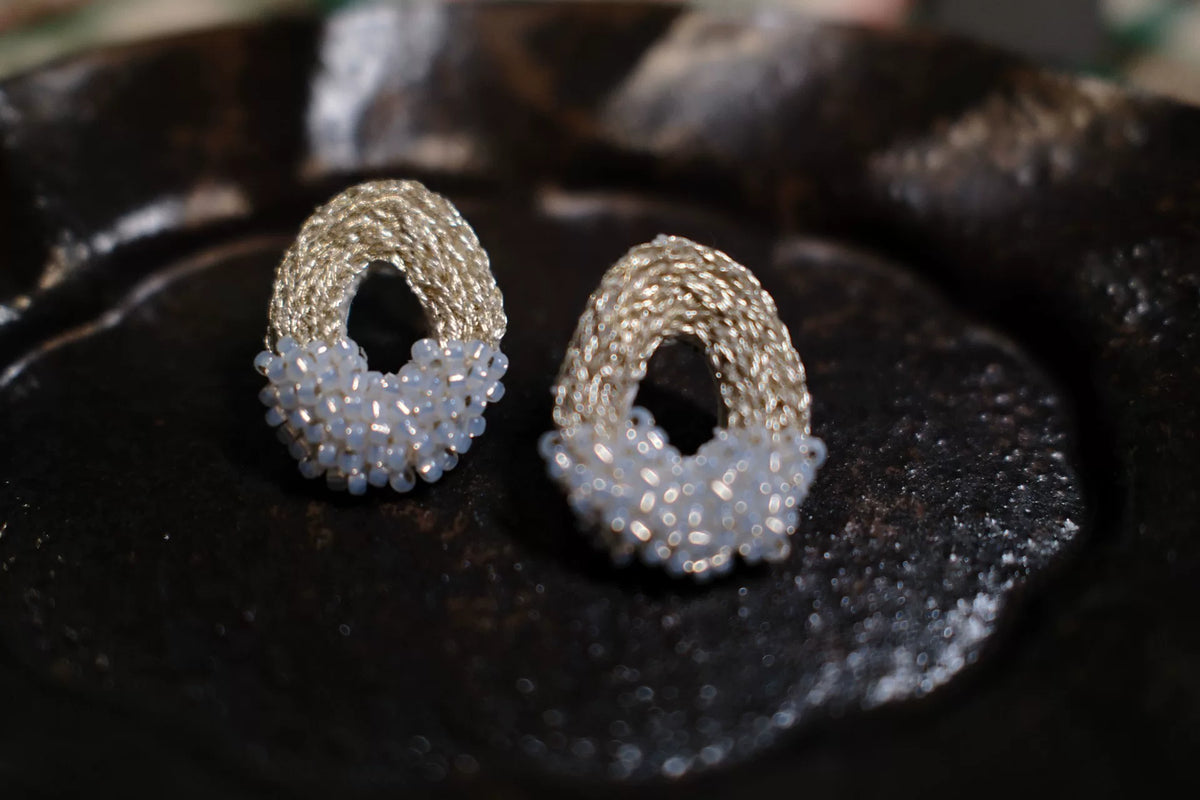 Brincos Artesanais de Arame de Metal e Miçangas