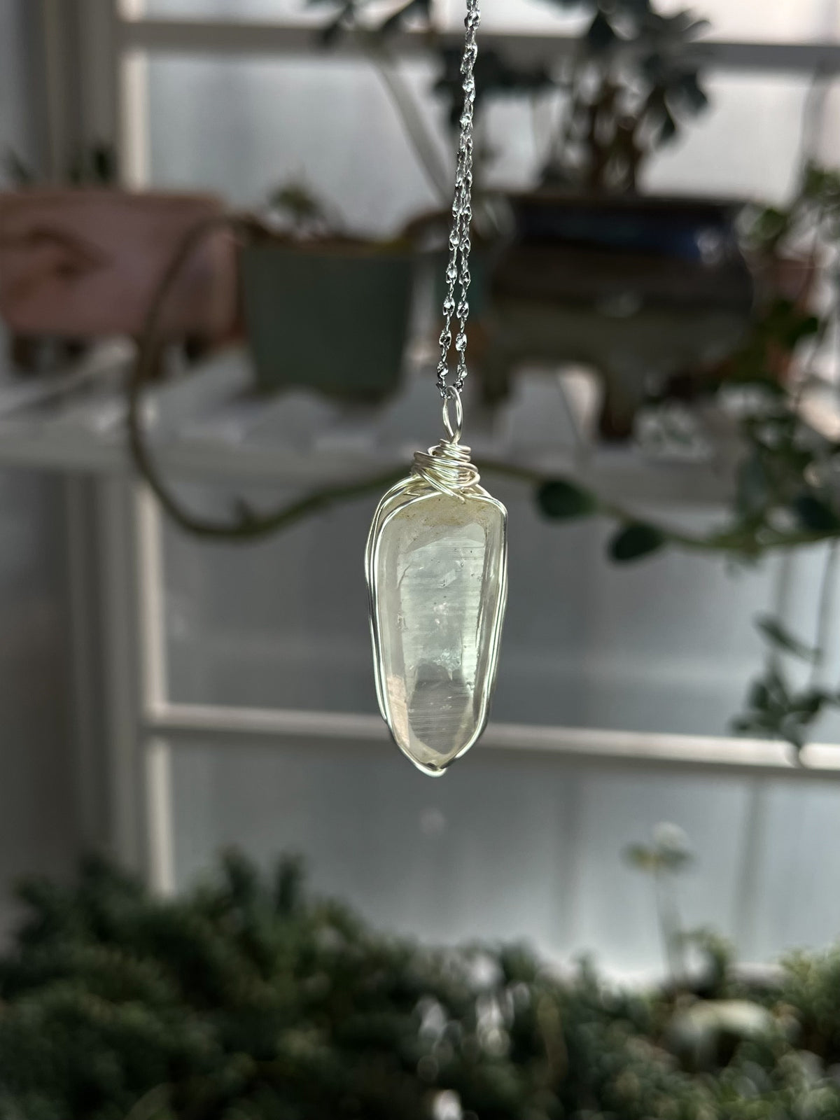 Colar com Pendente de Cristal de Quartzo Branco Enrolado à Mão