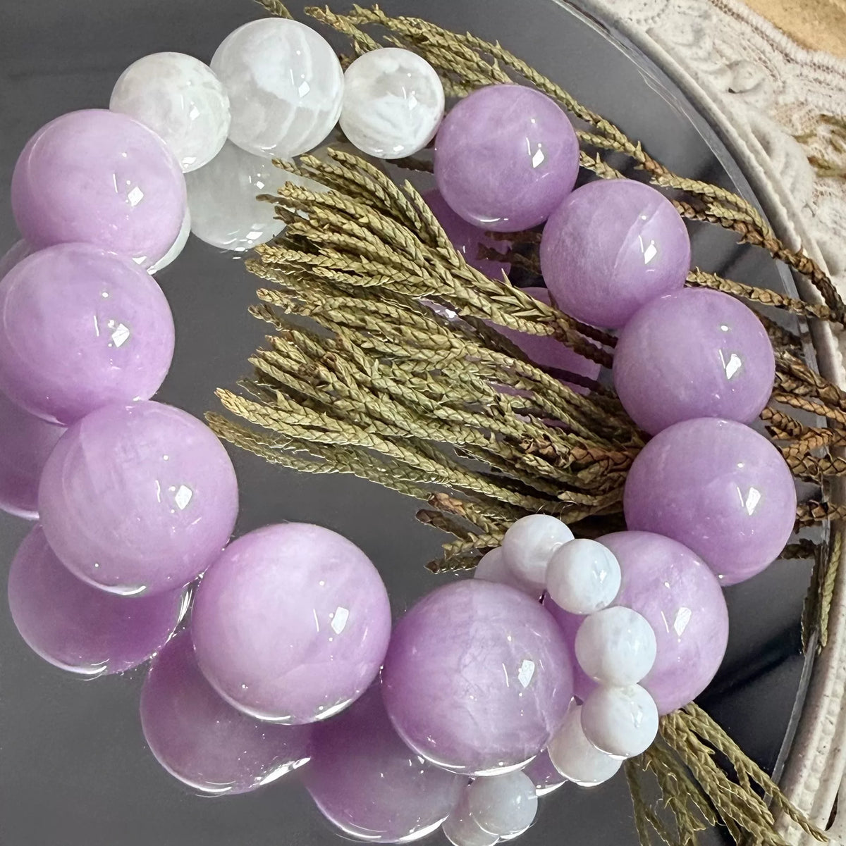 Armband med lila kunzit och snowflake quartz