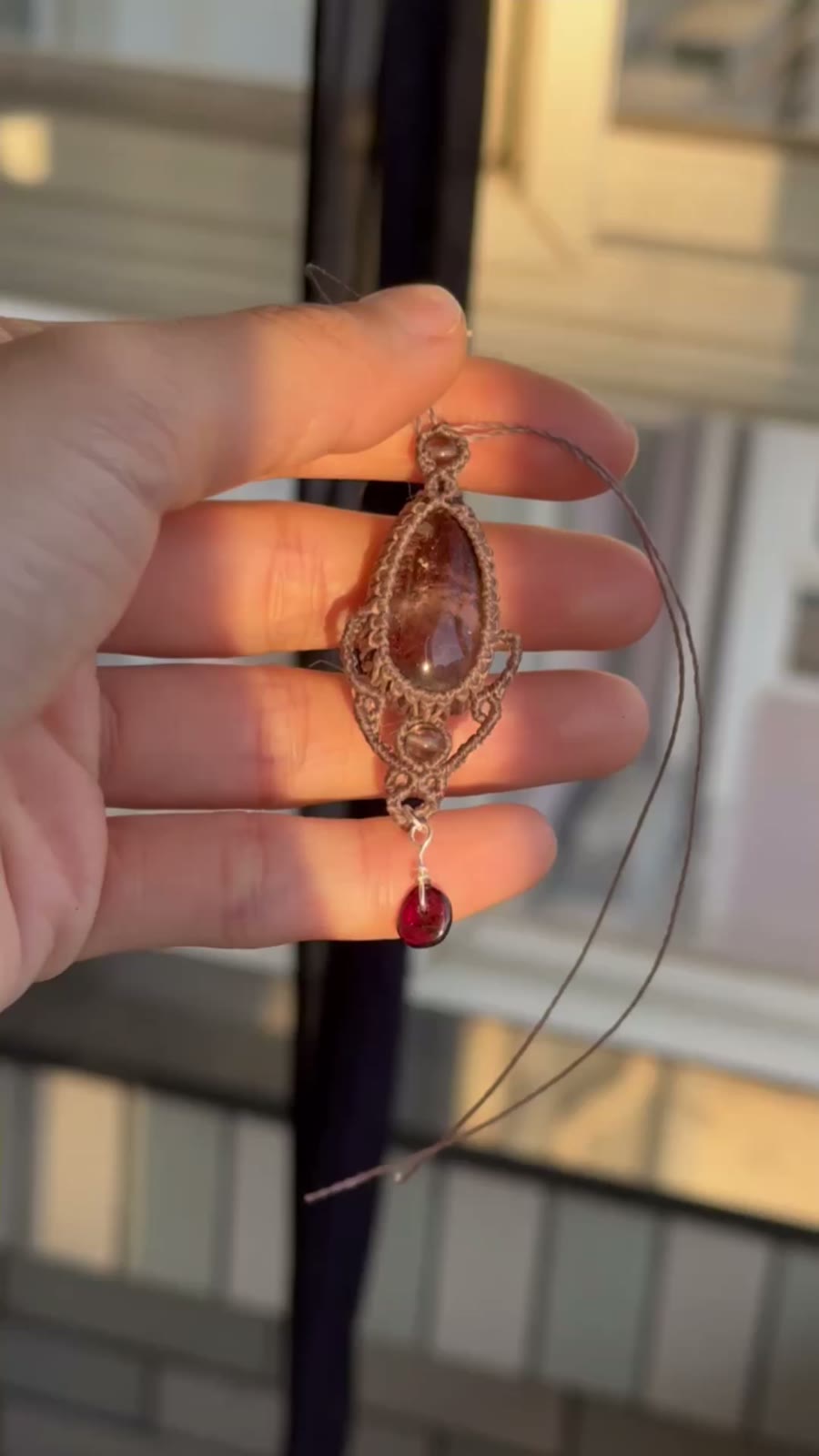 Collana con Pendente in Macramé e Quarzo Phantom Rosso