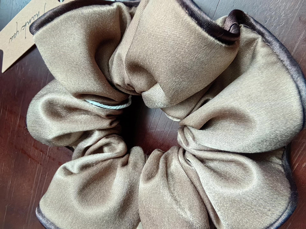 Bean Green Satijn Scrunchie met Chocolate Accent