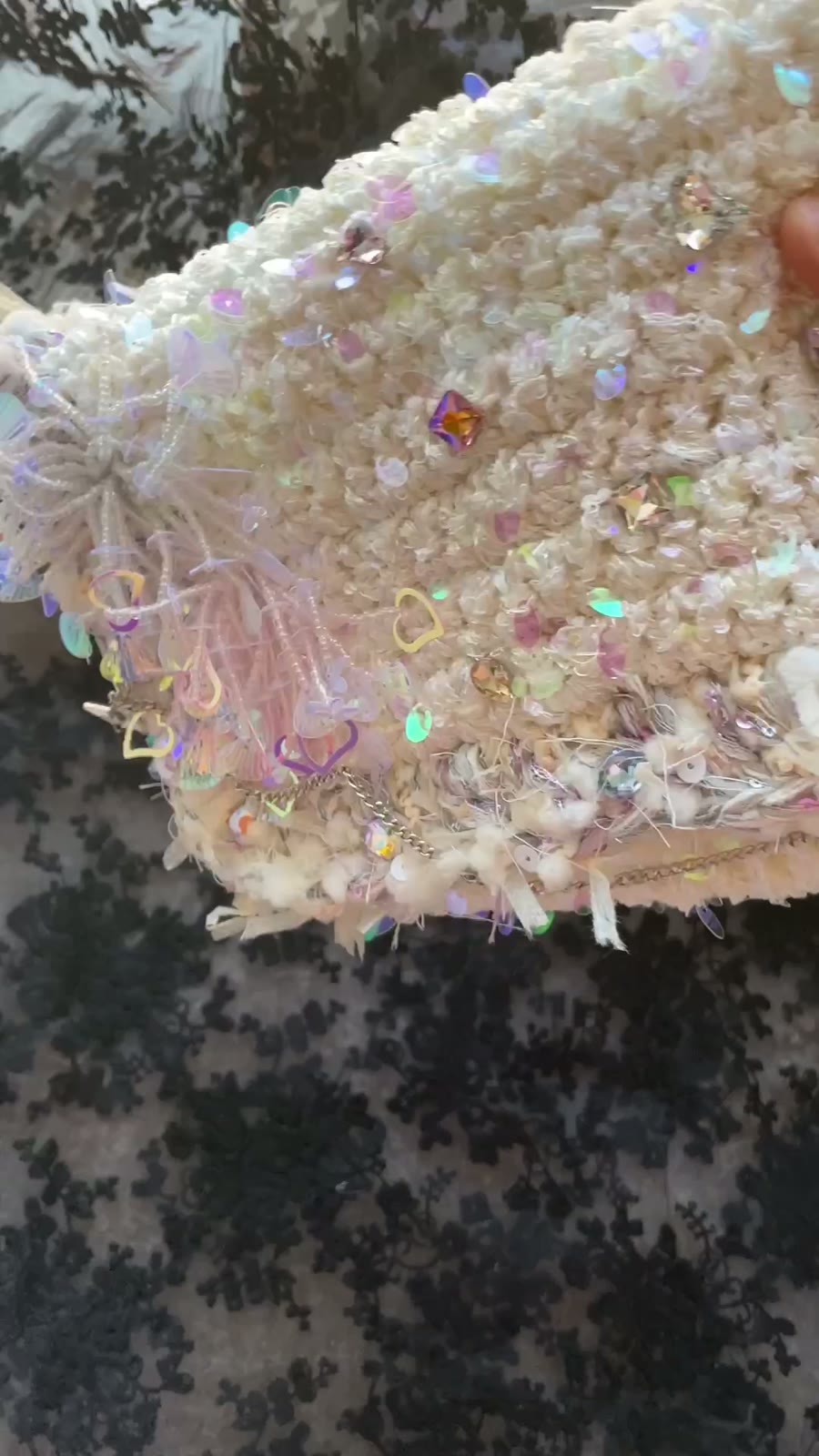 Handgehäkelte Crossbody-Handytasche mit Pailletten