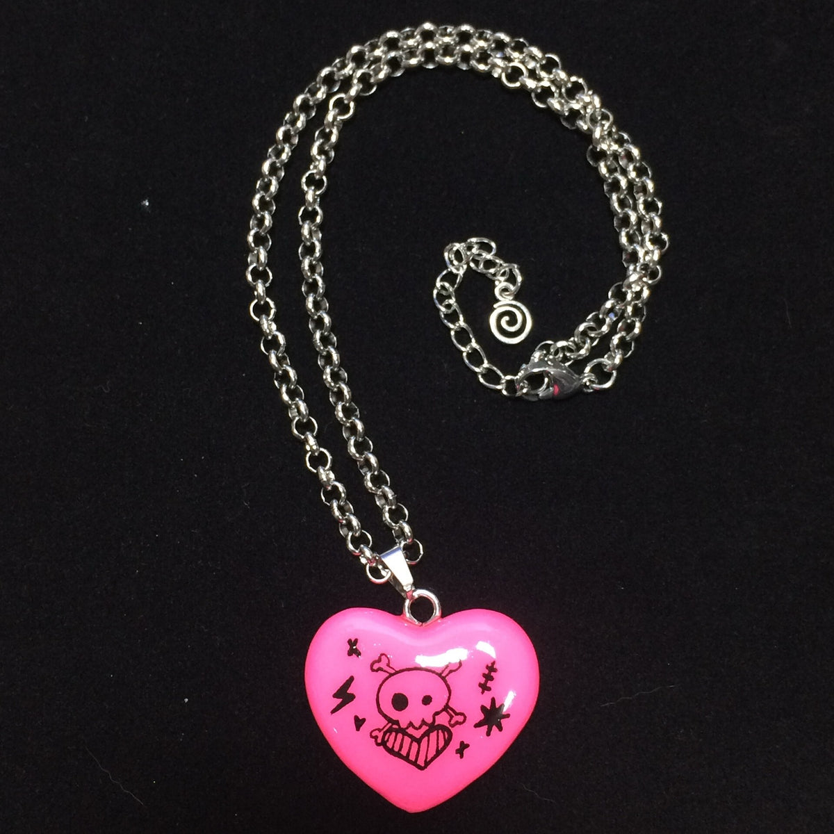 Collar de corazón rosa de arcilla polimérica