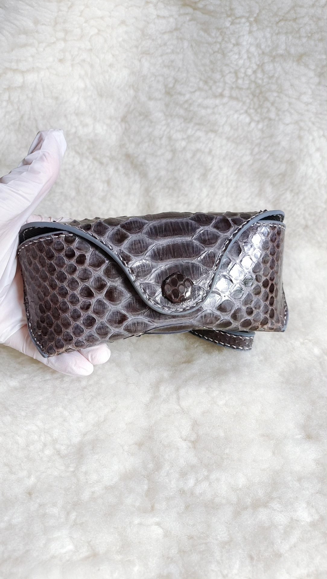 Estuche para gafas de cuero de escamas de dragón azul grisáceo