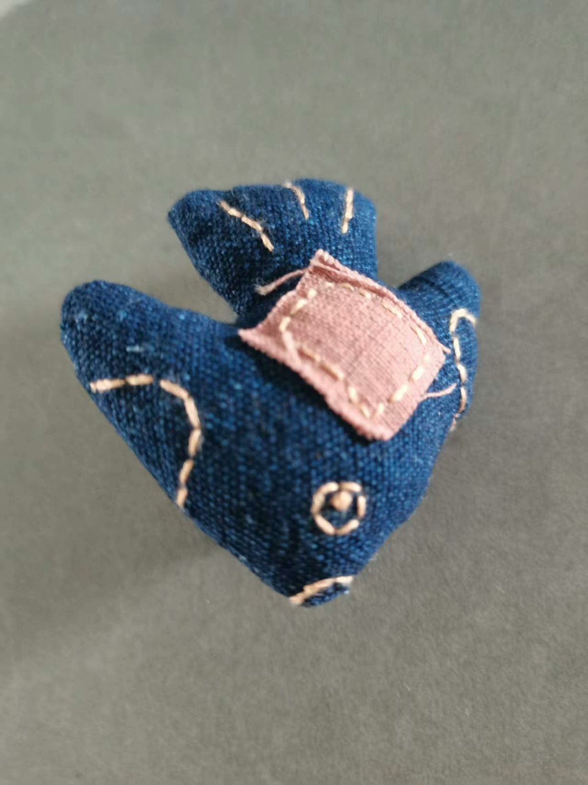 Broche de Peixe Azul de Trama Manual com Aplique Rosa