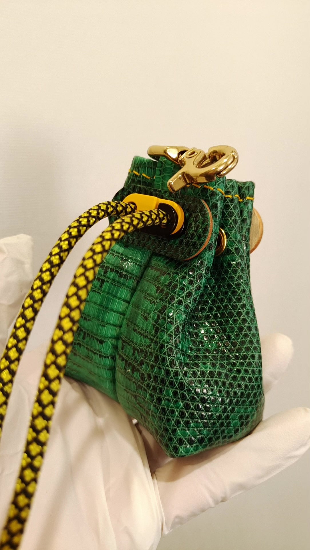 Bolsa de cordón en cuero con relieve de lagarto verde