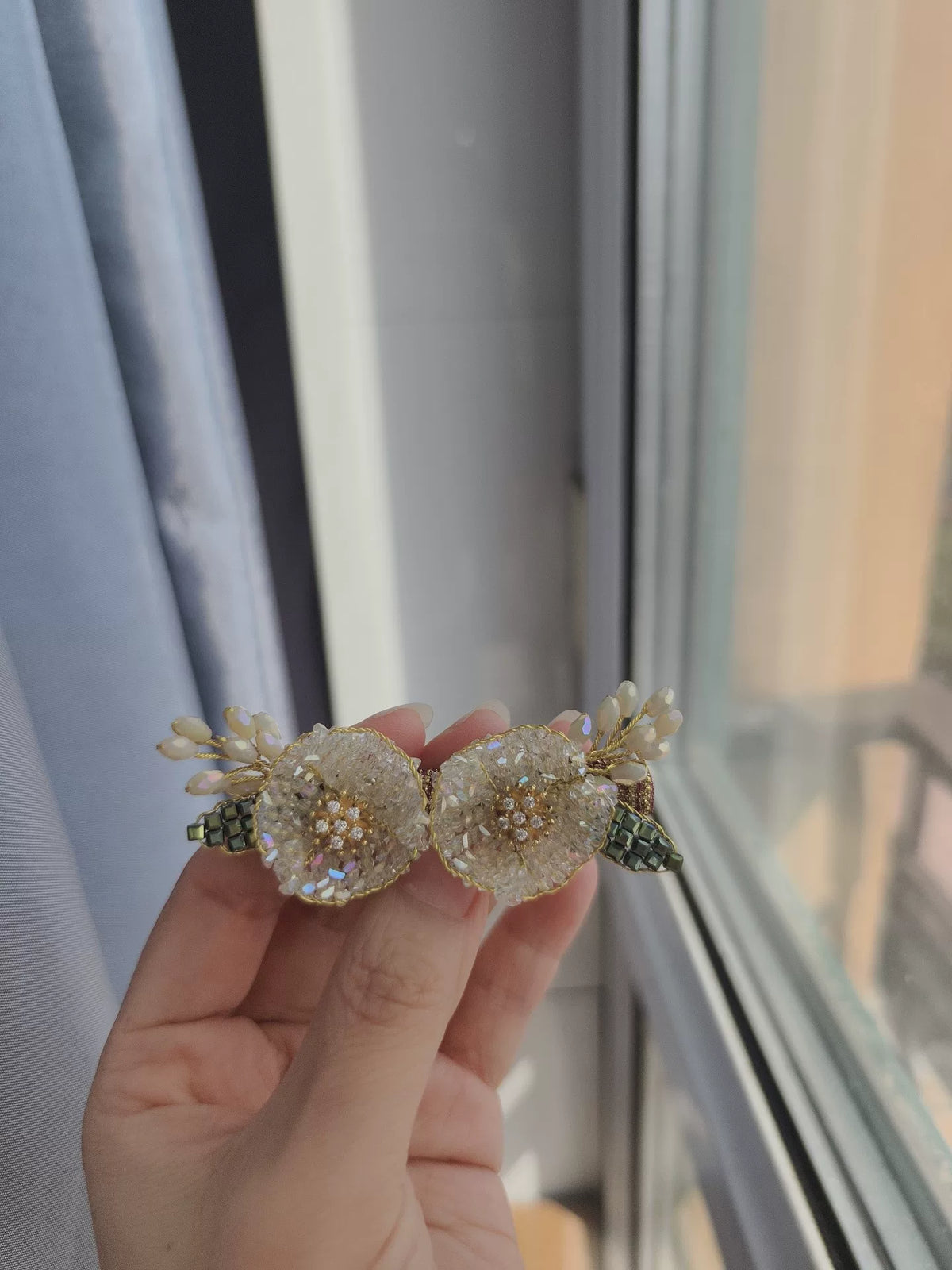 Fecho de Cabelo Bico de Pato Contado em Dourado