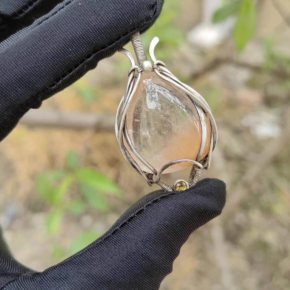 Pendentif en fil d'argent et quartz poils de lapin rose