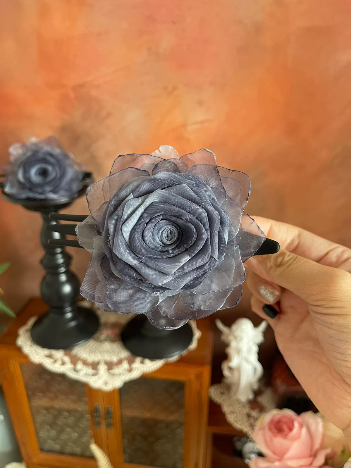 Accessorio per Capelli con Rosa in Tessuto e Molletta a Becco Handmade