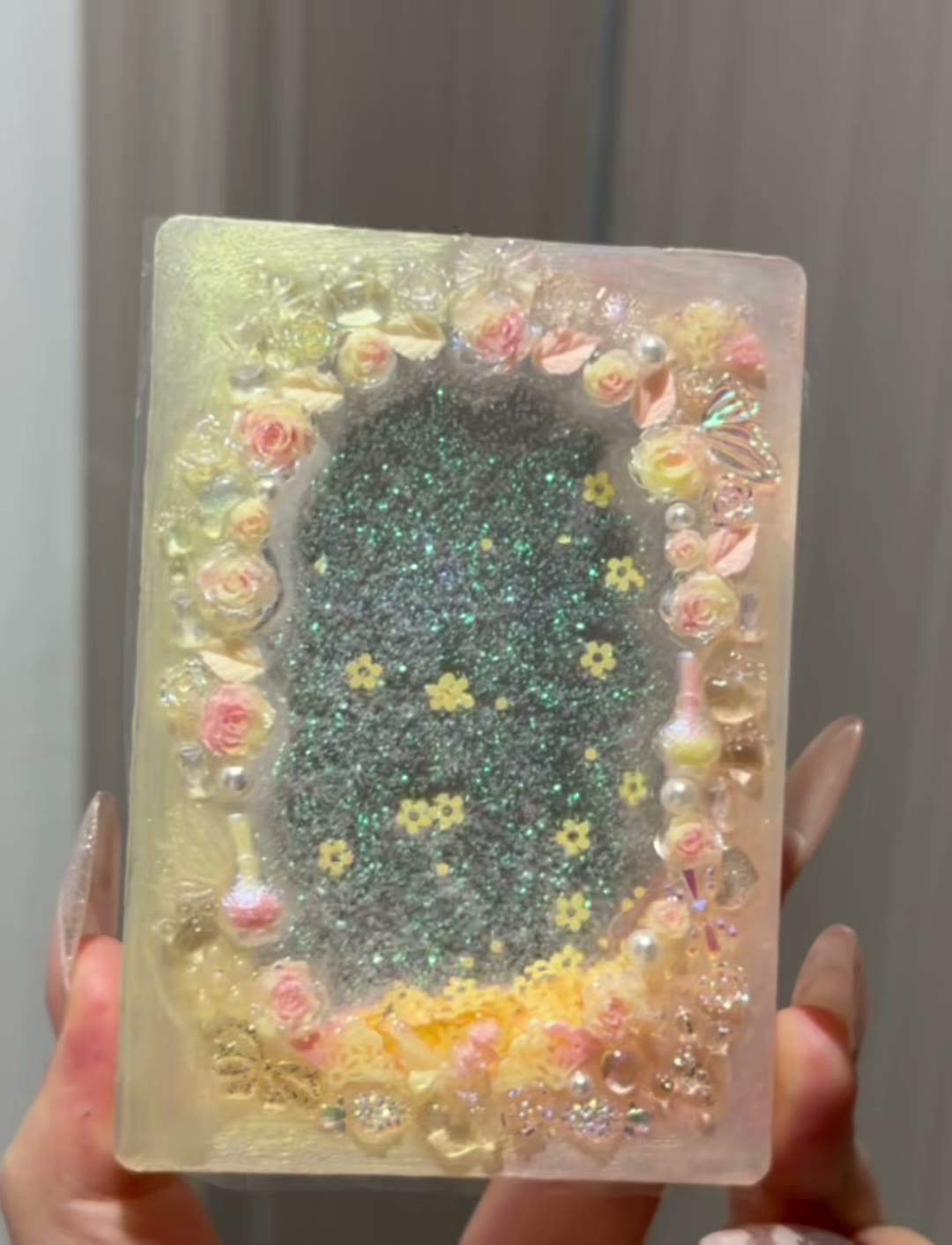 Kortshållare i resin med glitter och glitter