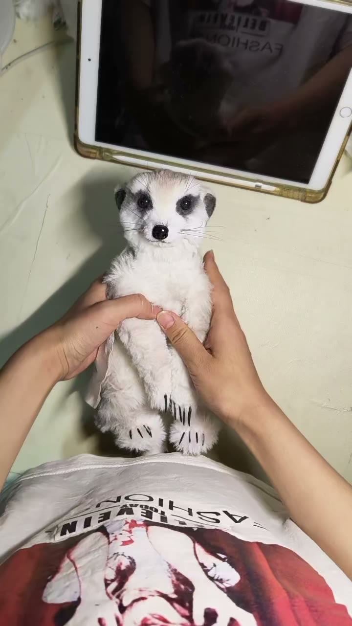 Figurine d'art suricate en fil de chenille fait main