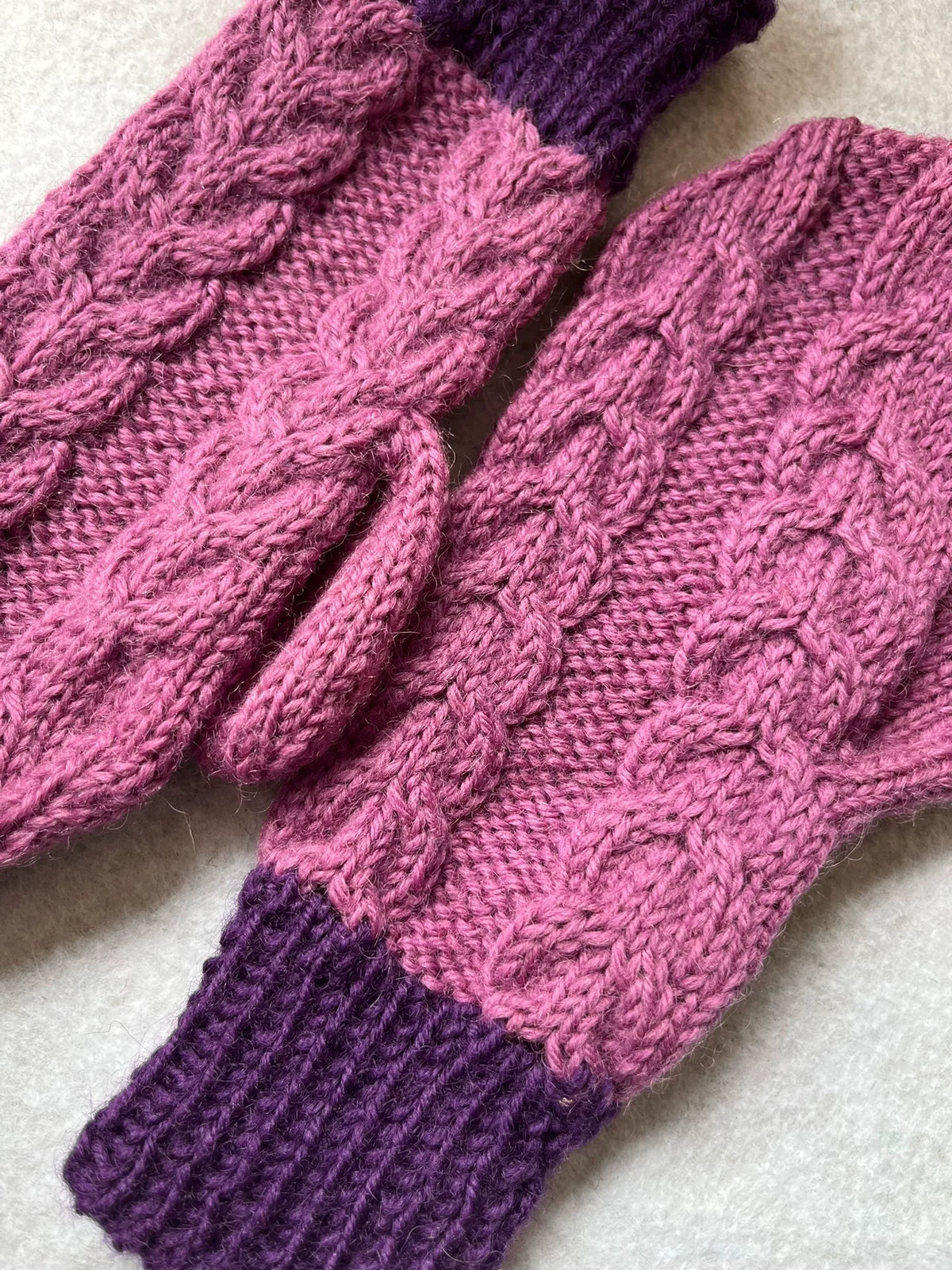 Guantes sin dedos tejidos a mano en lana pura rosa magenta
