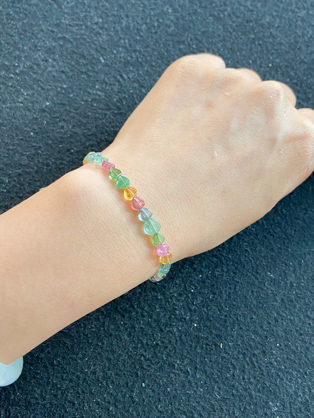 Pulseira de Turmalina com Contas de Coração Vítreas