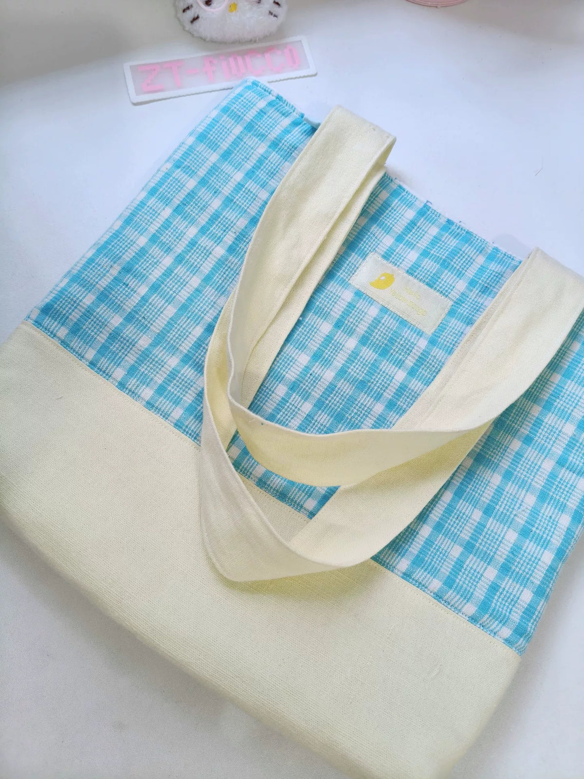 Blau-gelbe Vichy-Karo-Patchwork-Schultertasche