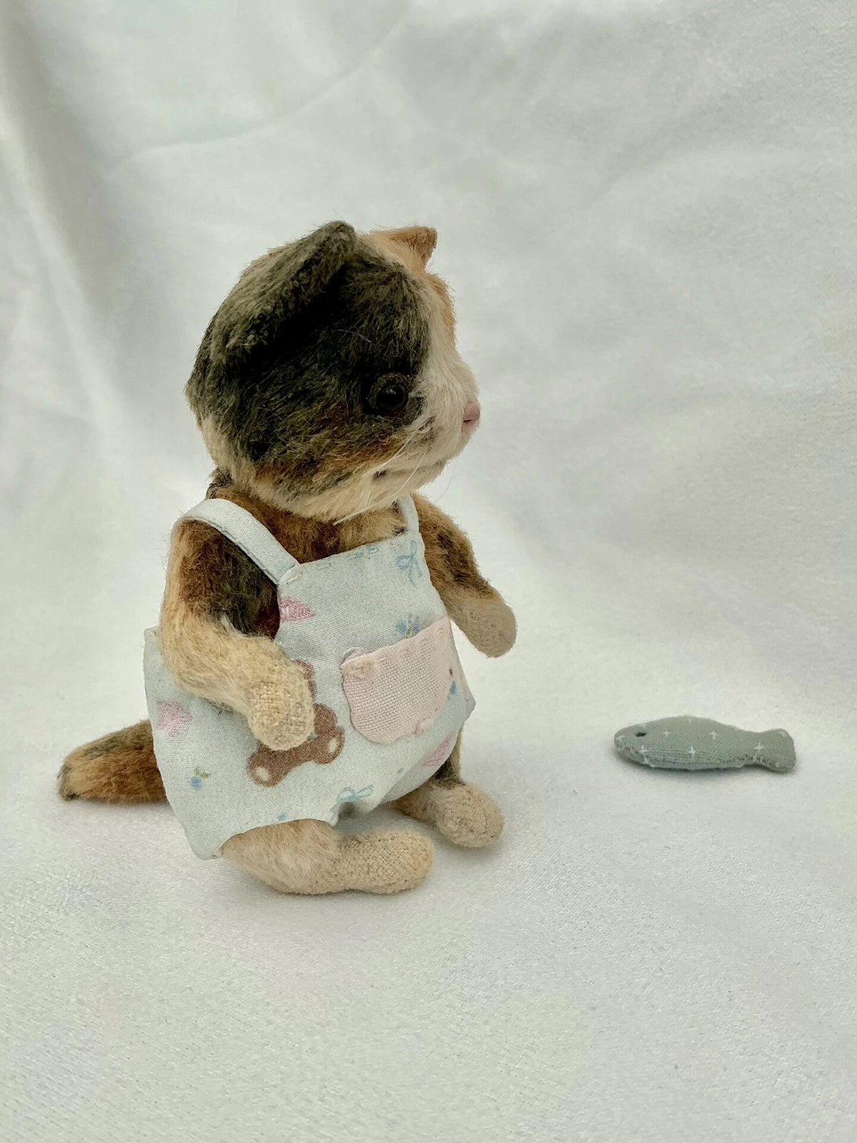Handgefertigte Viskose-Pluschkatze 9 cm