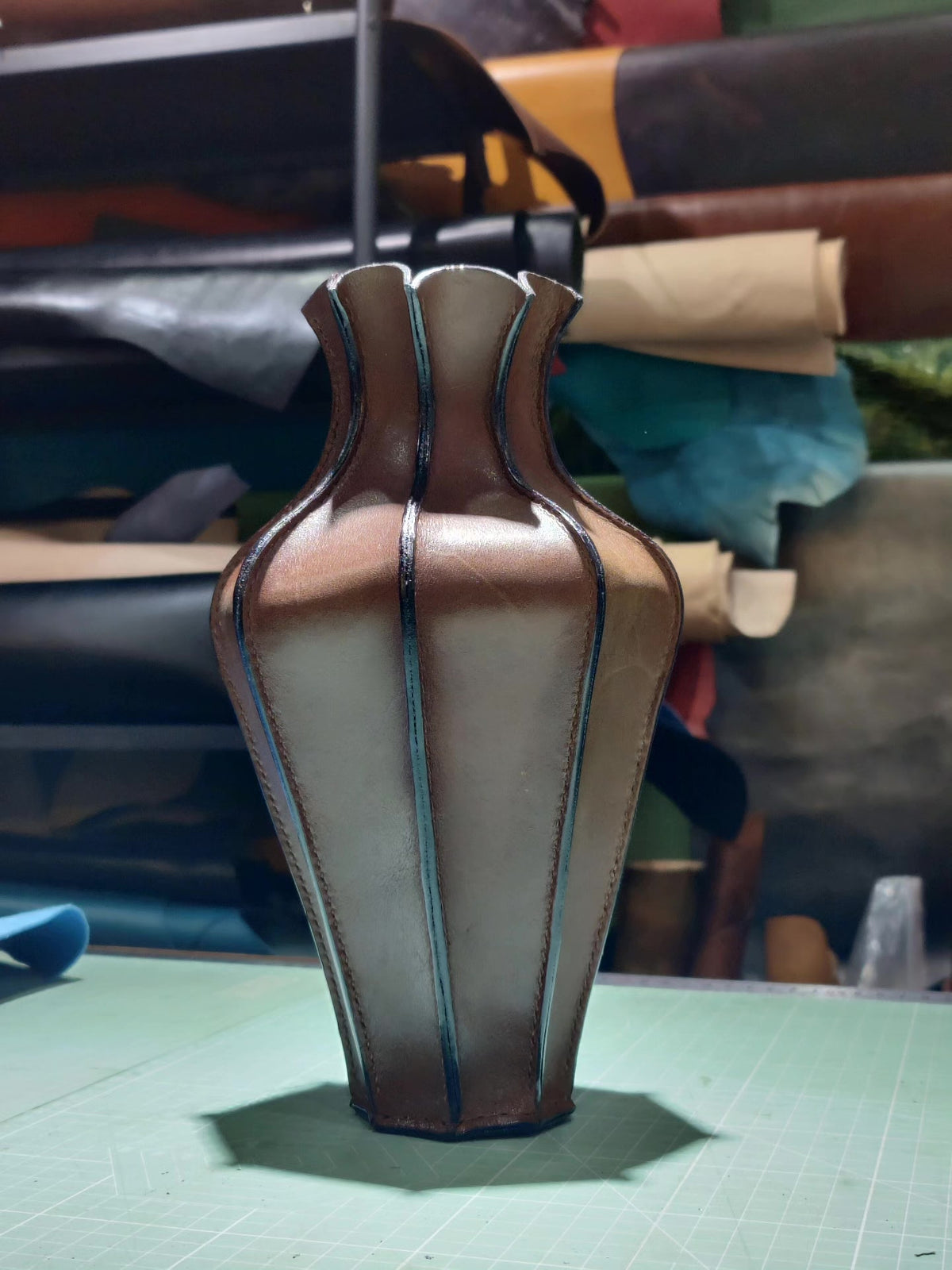 Vaso in pelle bovina marrone fatto a mano