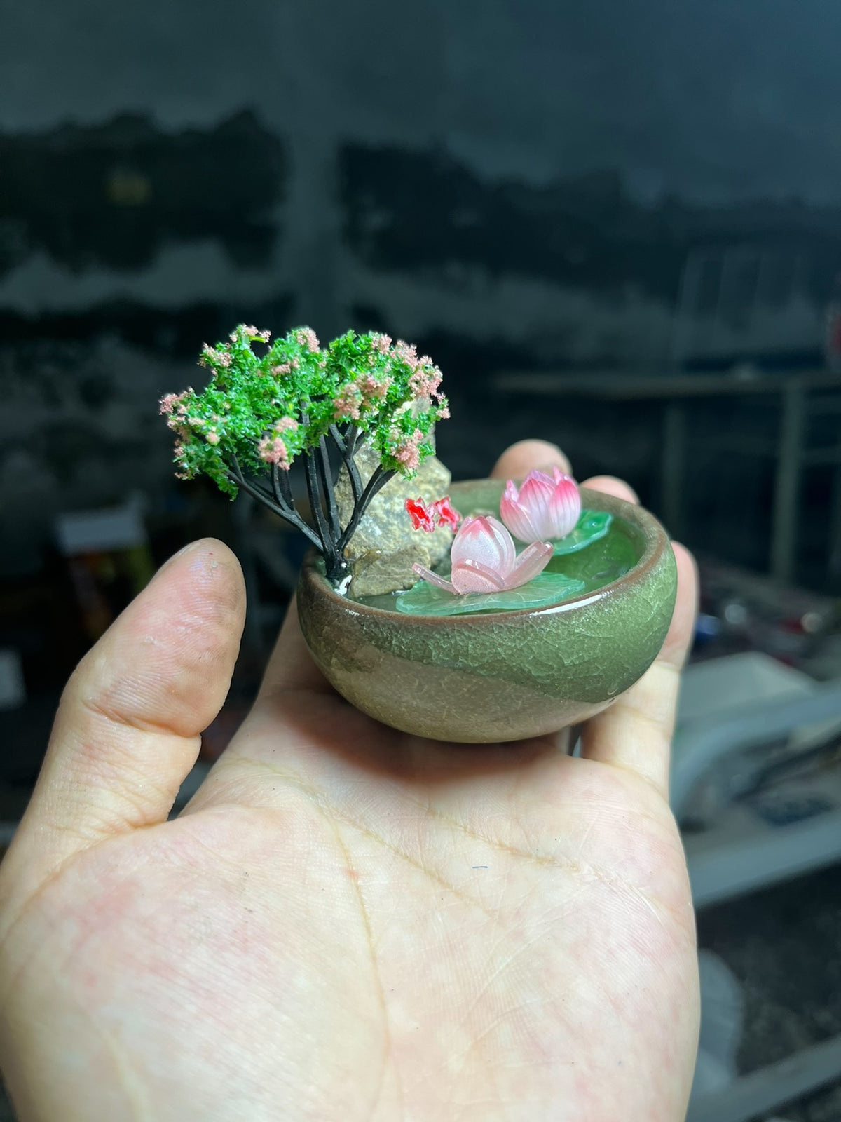 Lotus en koi keramisch miniatuur-landschapornament