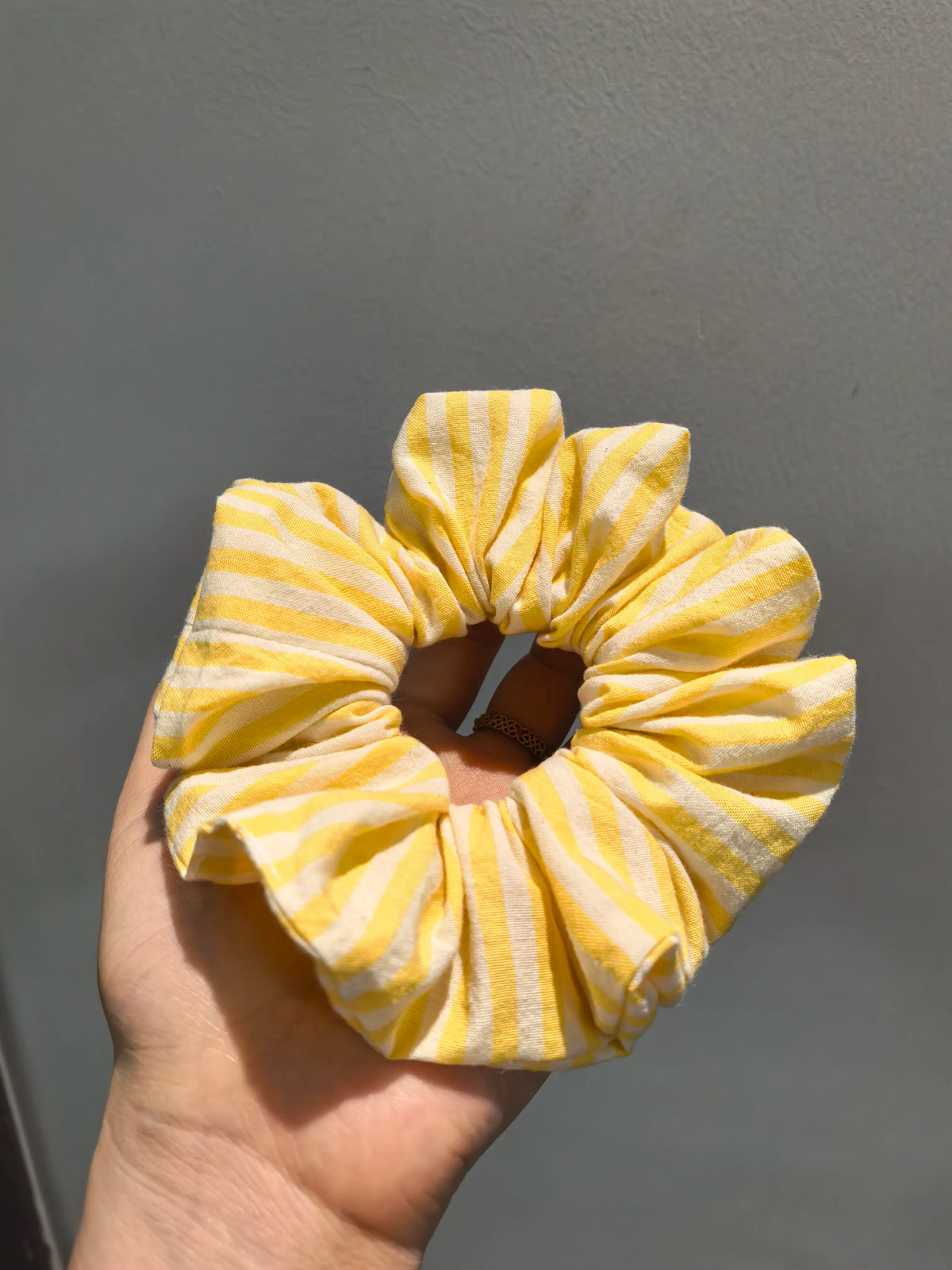 Scrunchie in cotone a righe giallo limone