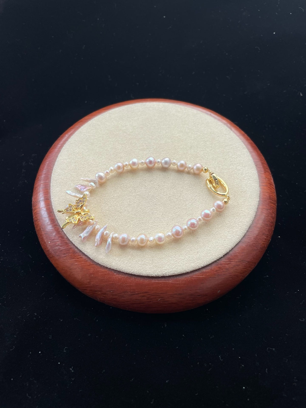 Pulseira de Pérolas Naturais com Berloque de Borboleta