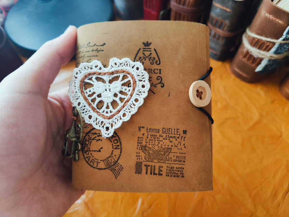 Carnet de notes en cuir, dentelle et breloque