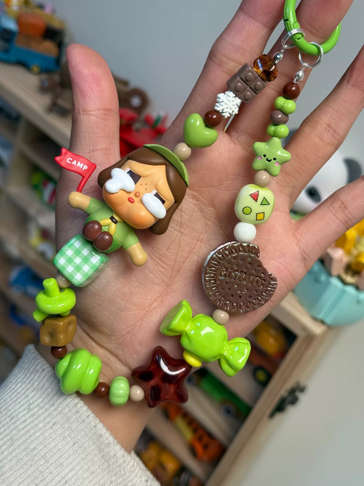 Handgefertigter Telefonanhänger mit weinendem Mädchen und Candy-Perlen