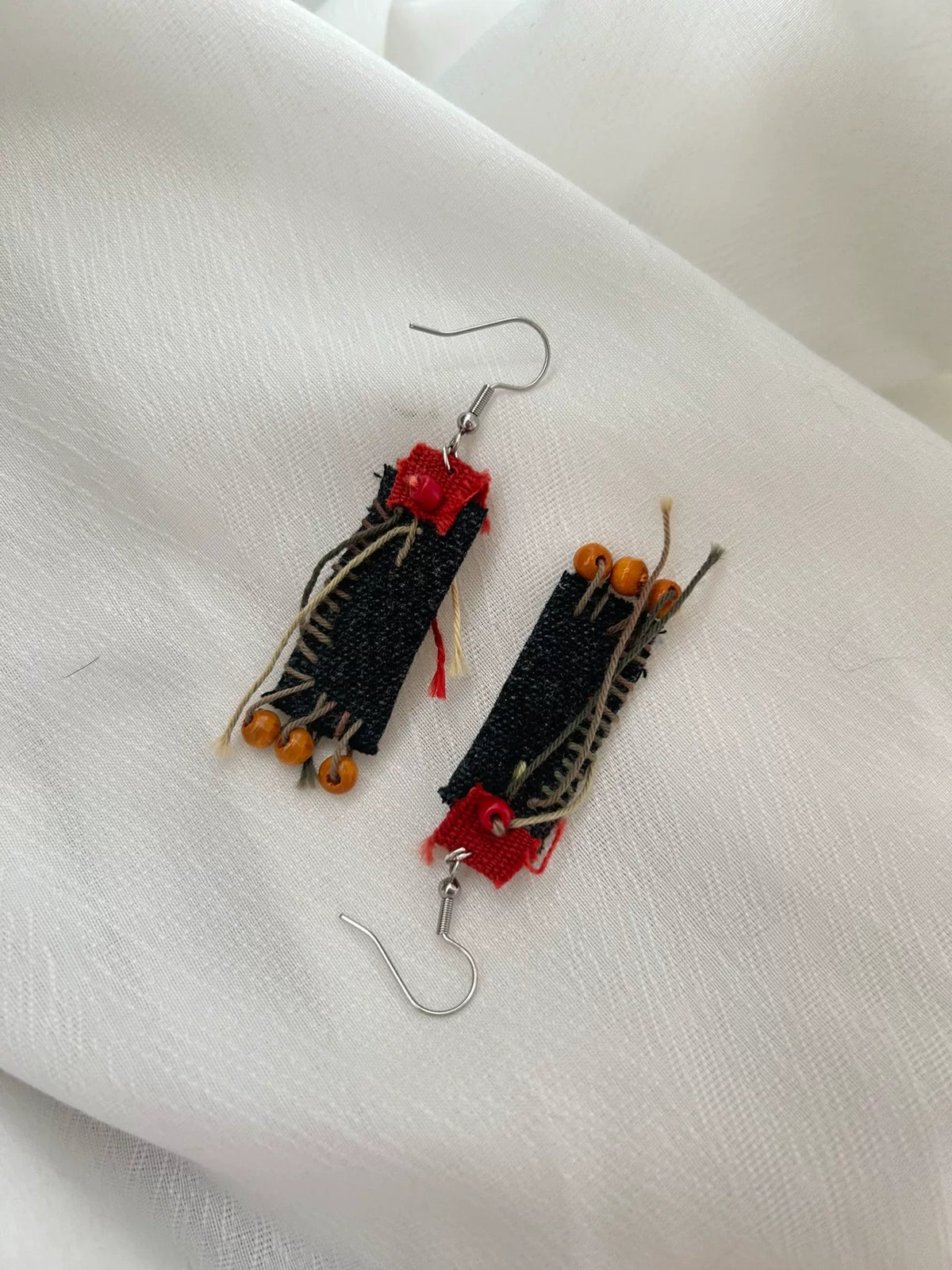 Boucles d'oreilles pendantes en tissu noir faites main
