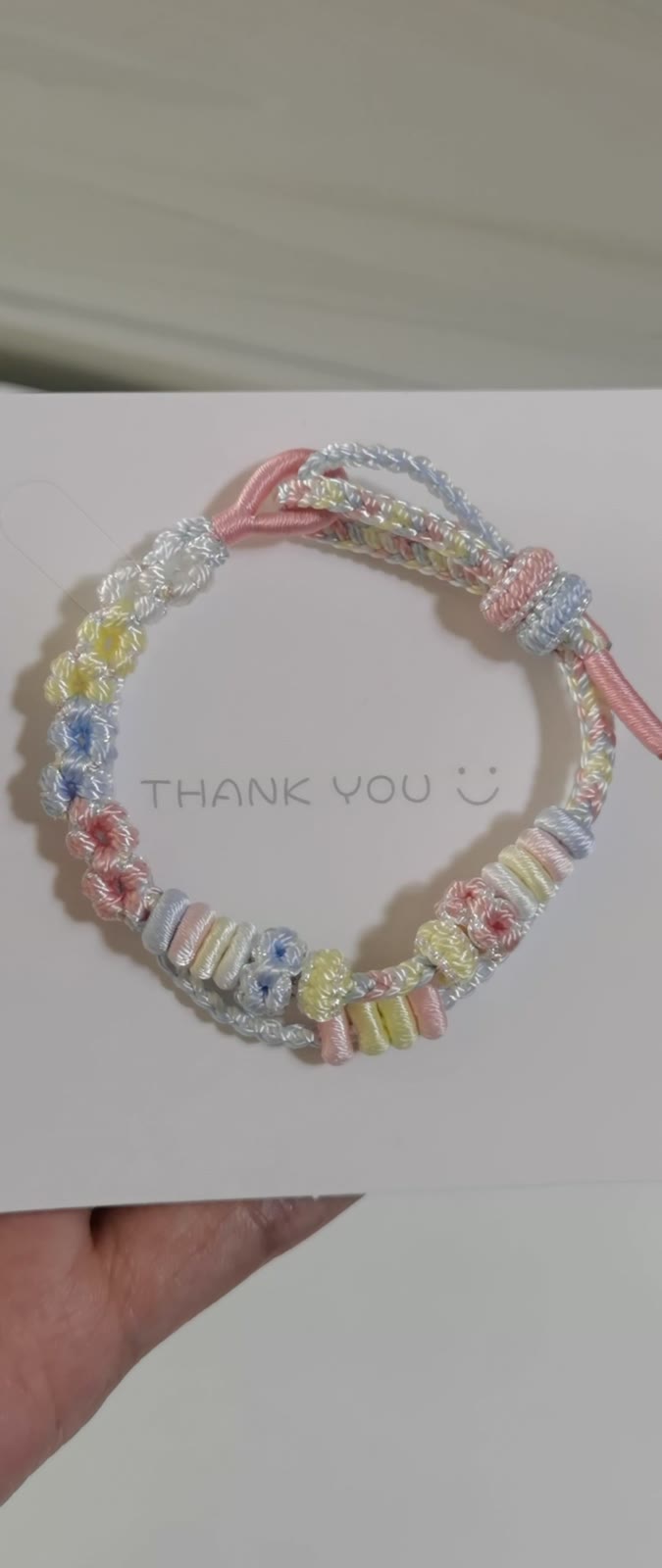 Pulseira Tecida à Mão com Gradiente e Flores