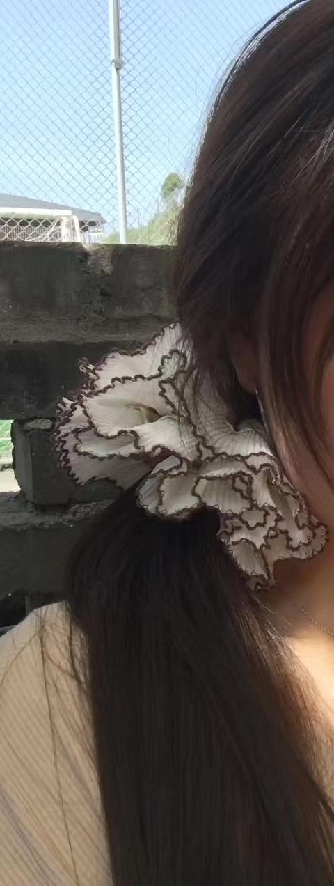 Accessoire de cheveux fleur vichy blanc et bords festelonnés