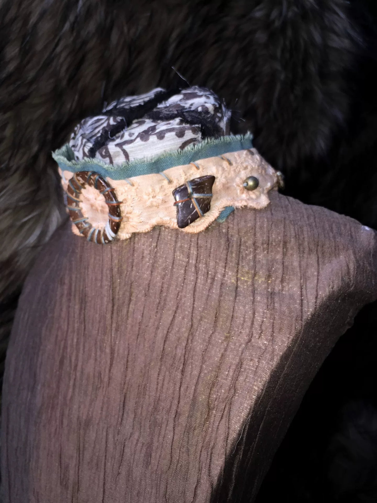 Handsydd choker med färgat tyg och kokosnösskal