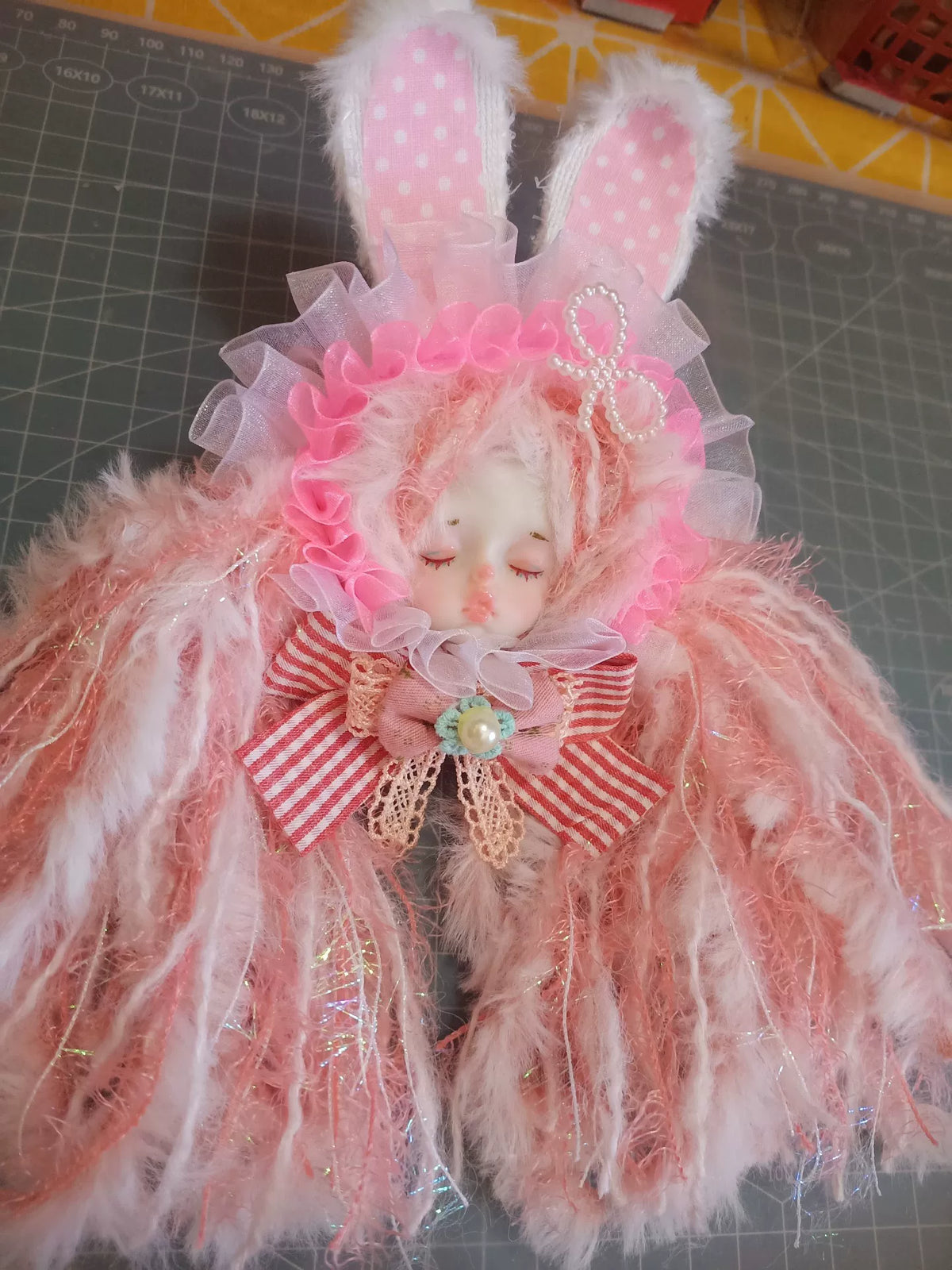 Broche et charm de sac tête de lapin en peluche rose
