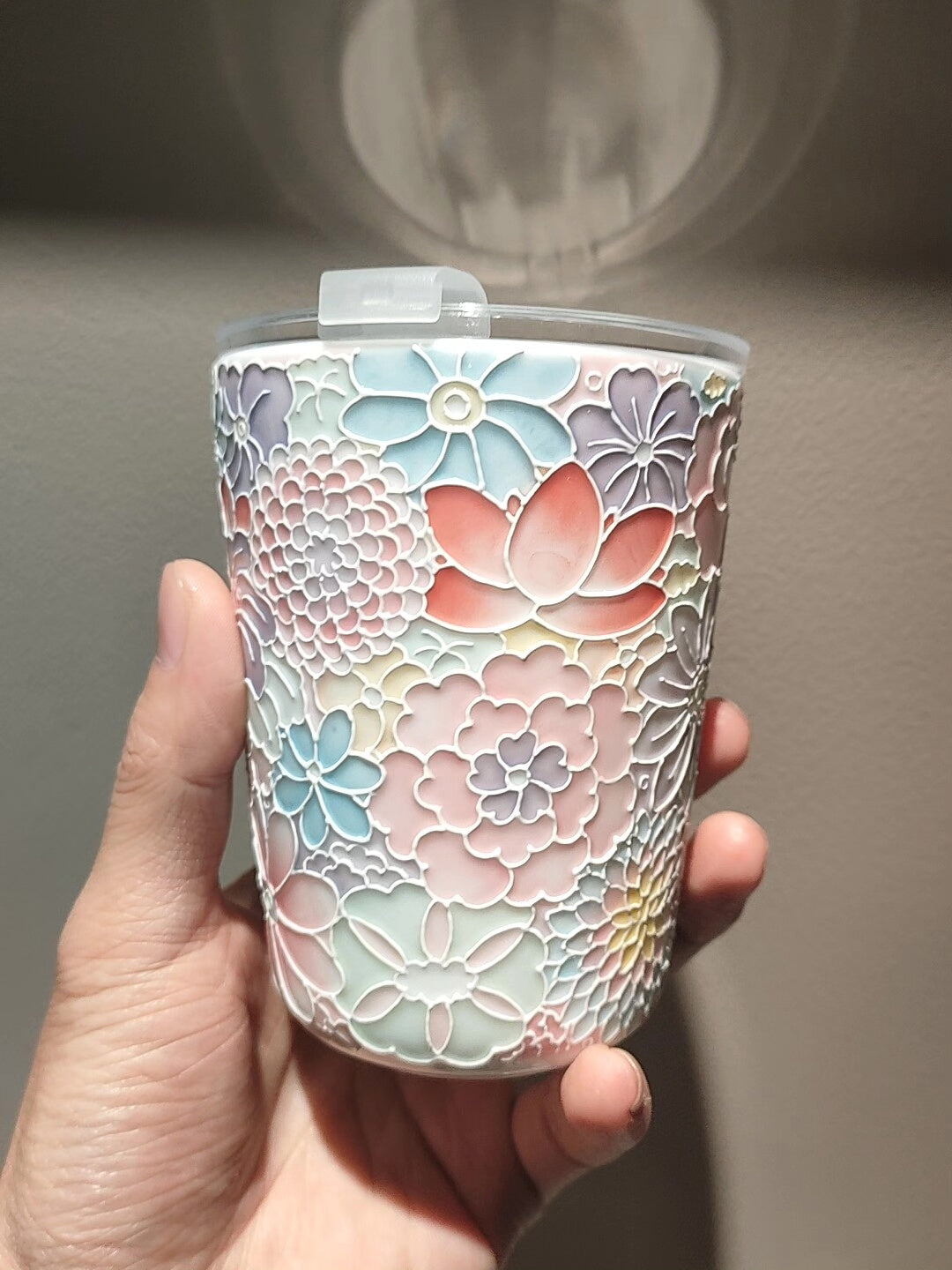 Handbemalter floraler Keramik-Reisebecher