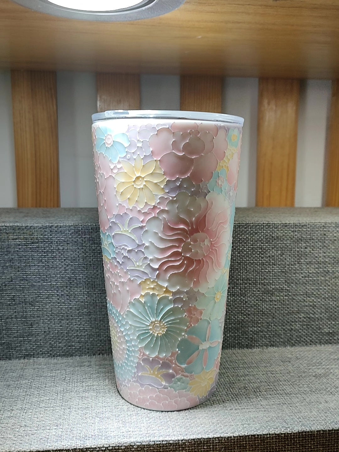 Extragraßer Jingdezhen handbemalterter floraler Keramik-Reisebecher