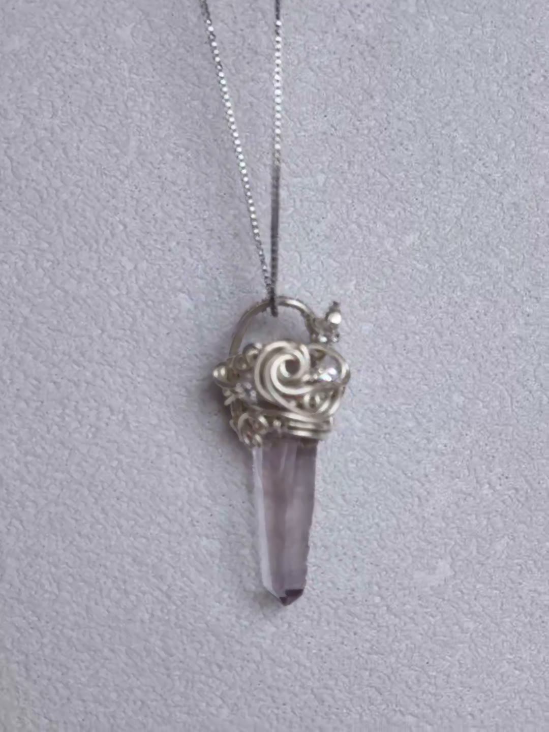 Collana con pendente in cristallo avvolto a filo