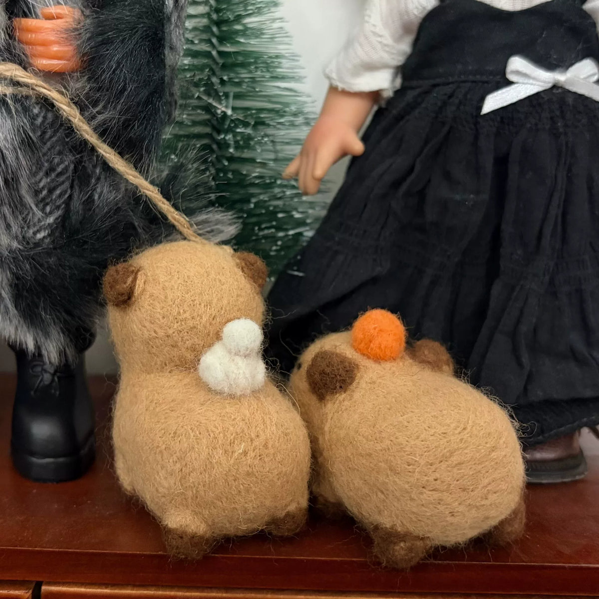 Ciondolo capibara in feltro di lana fatto a mano