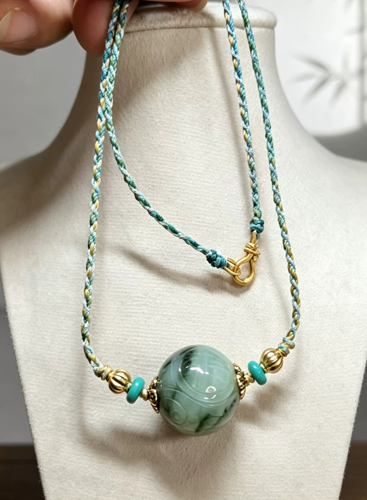 Halsband med handskuren jadeitpärla